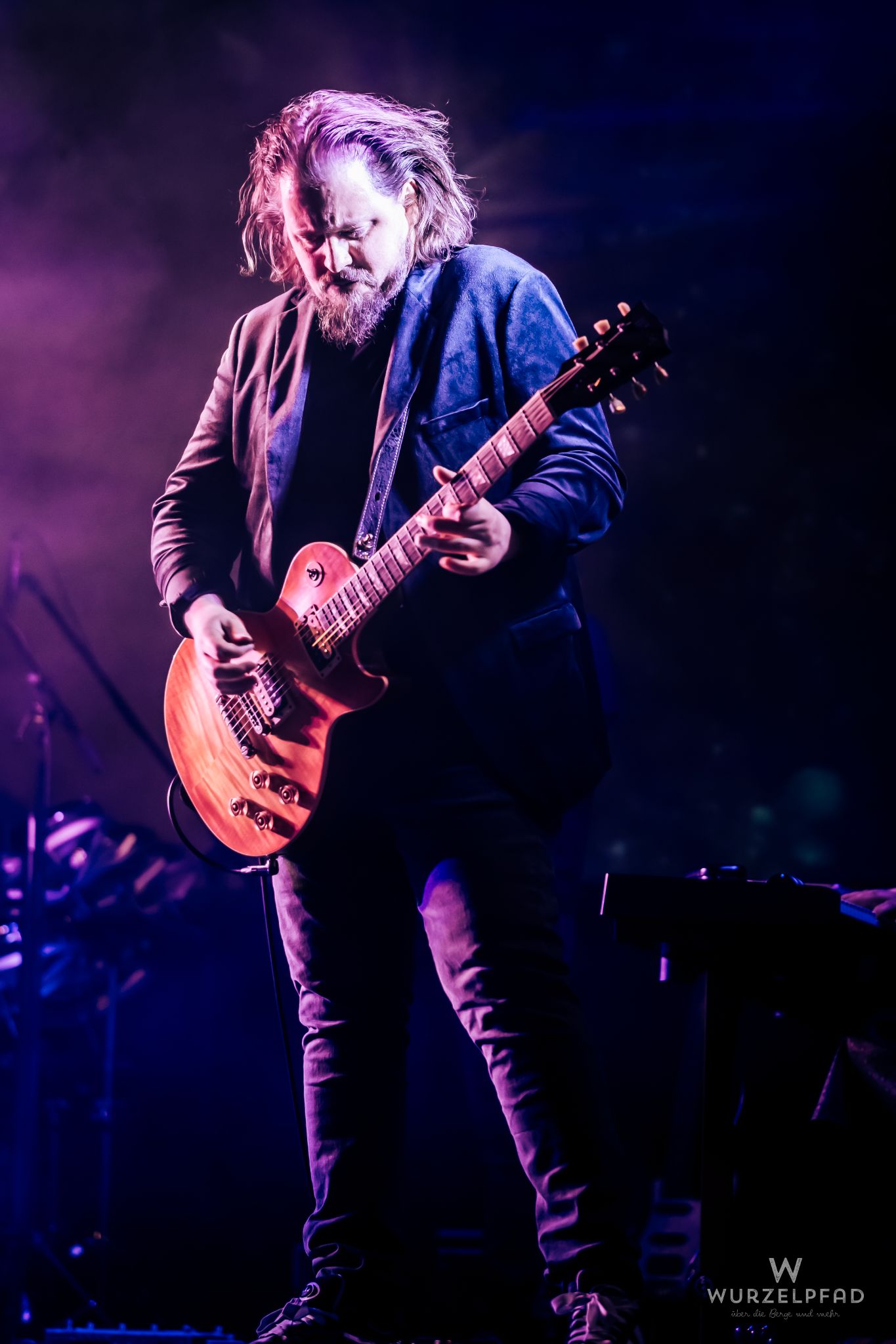 Gitarrist von Beyond – A Pink Floyd Tribute live auf der Bühne, umgeben von stimmungsvollem violettem und blauem Licht. Ein intensiver Moment der Hommage an die legendäre Band.